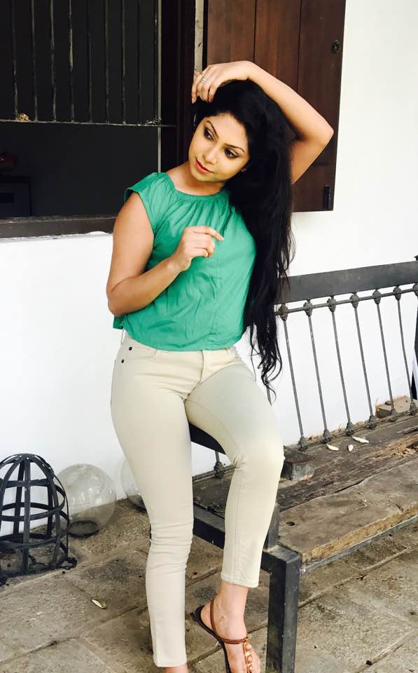 Nayomi Thakshila Hot Photos (1)