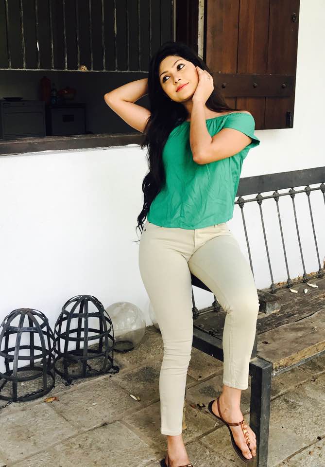 Nayomi Thakshila Hot Photos (2)