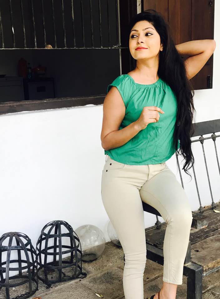 Sri Lankan Actress Nayomi Thakshila (3)