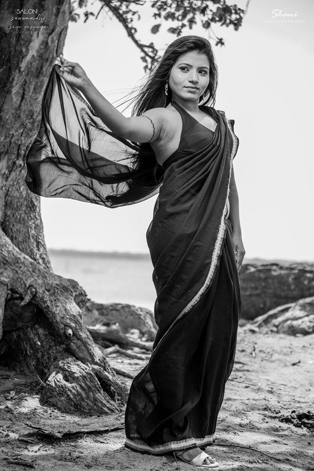 Shani Kuruppuarachchi Black Saree (9)