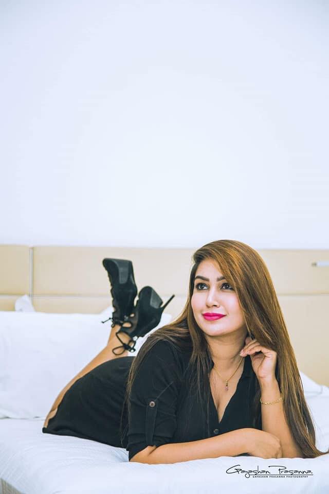 Ashiya Dissanayake in Bed (14)