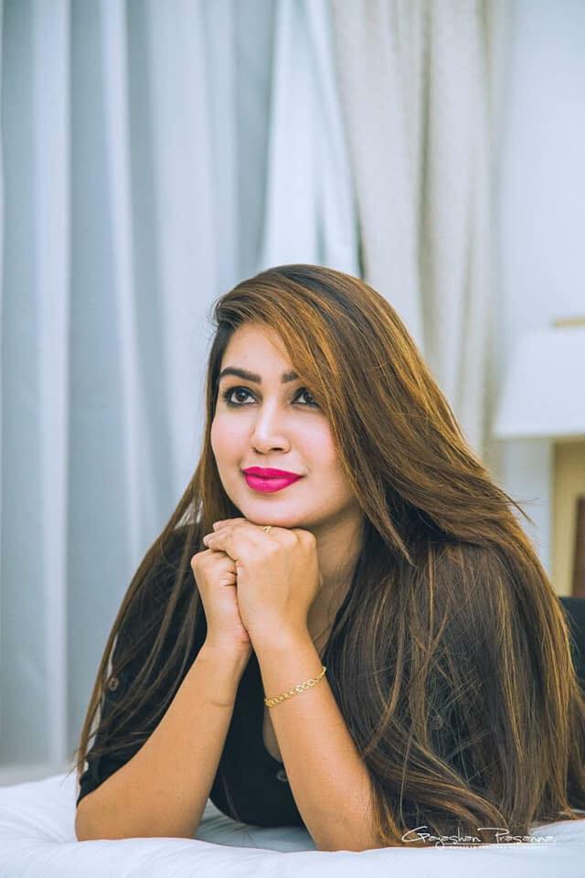 Ashiya Dissanayake in Bed (5)