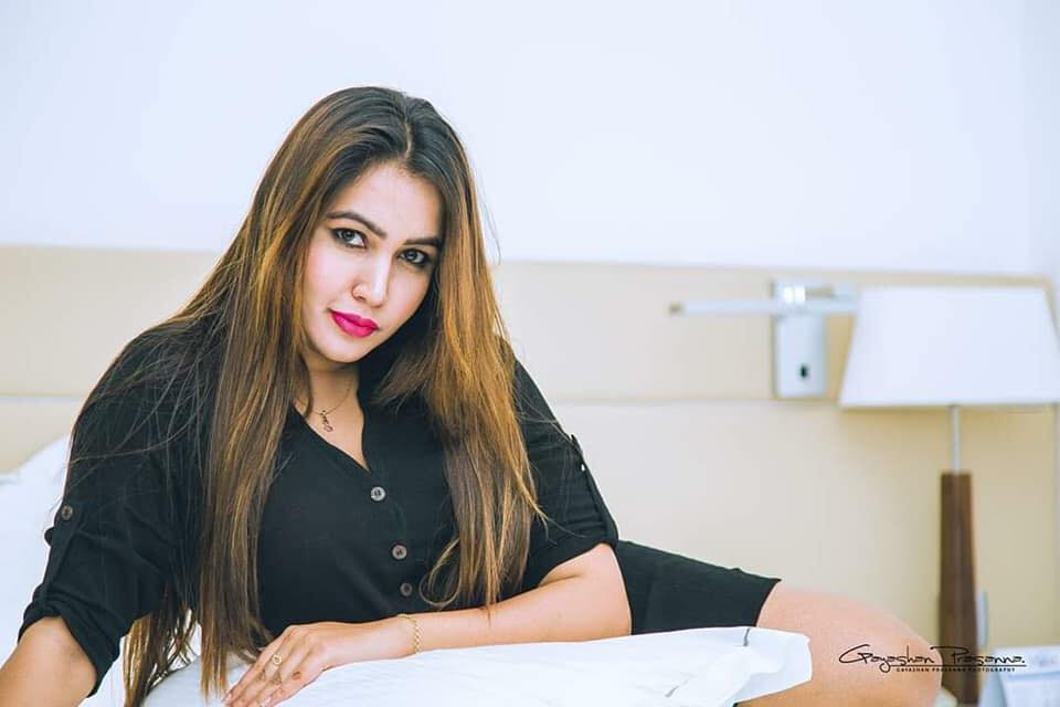 Ashiya Dissanayake in Bed (9)