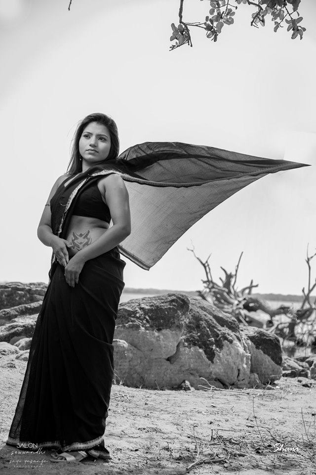 Shani Kuruppuarachchi Black Saree (8)
