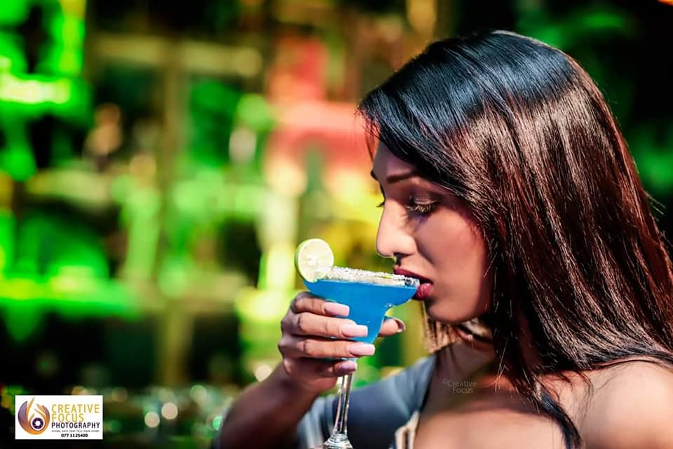 Reena Silva in Bar (10)