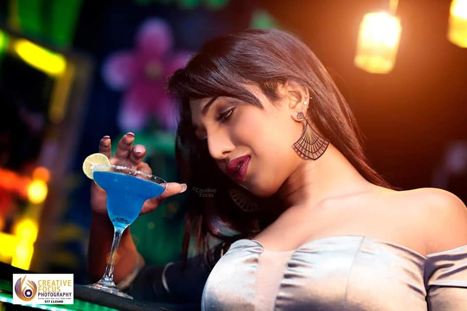 Reena Silva in Bar (6)