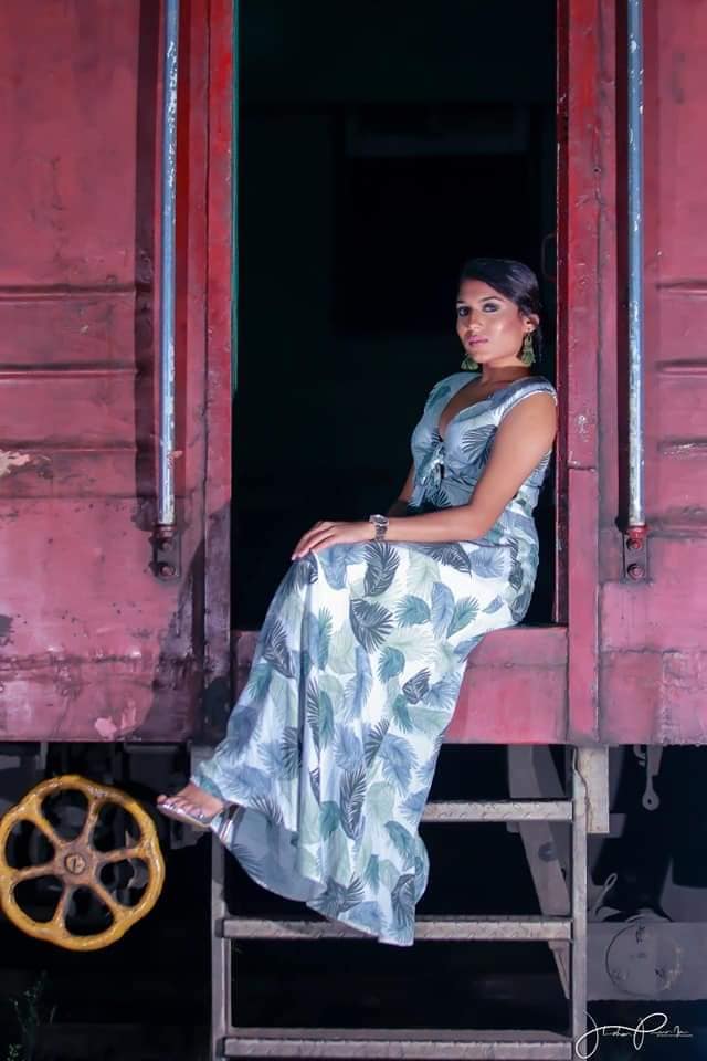 Sheruni De Silva in Train (7)