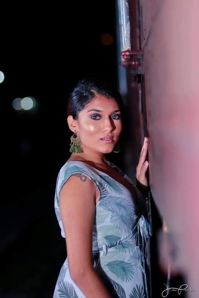 Sheruni De Silva in Train (9)