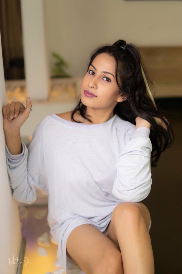 Ruwi Wickrmasinghe in Room (4)