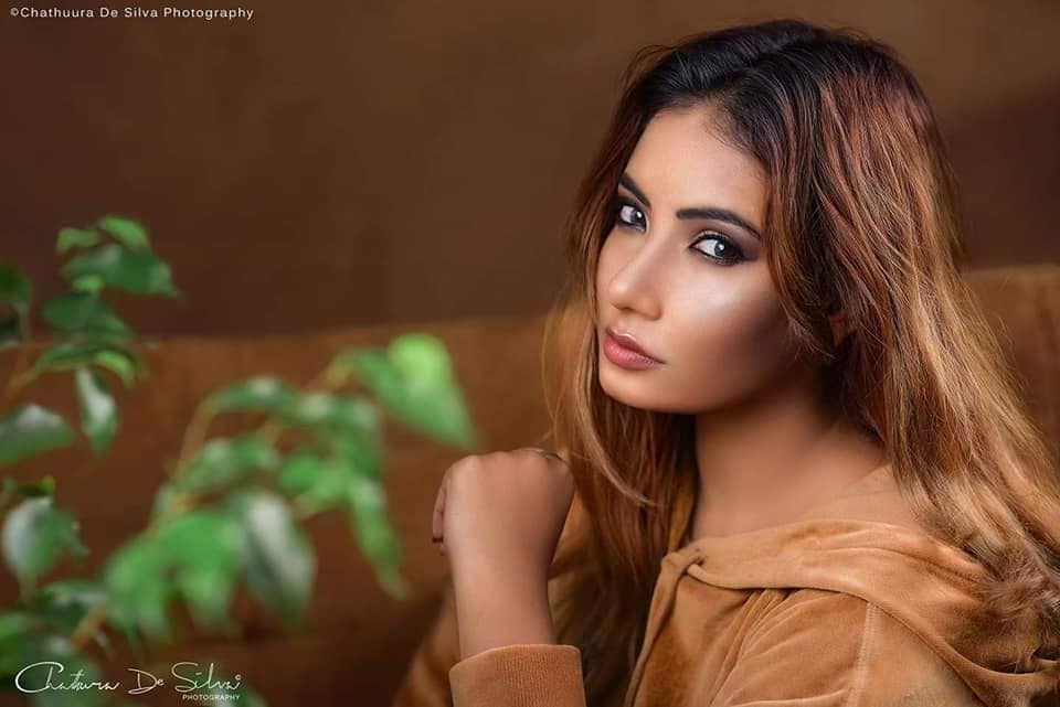 Teena Shanell Fernando in Sofa (10)