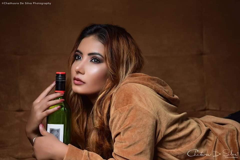 Teena Shanell Fernando in Sofa (7)